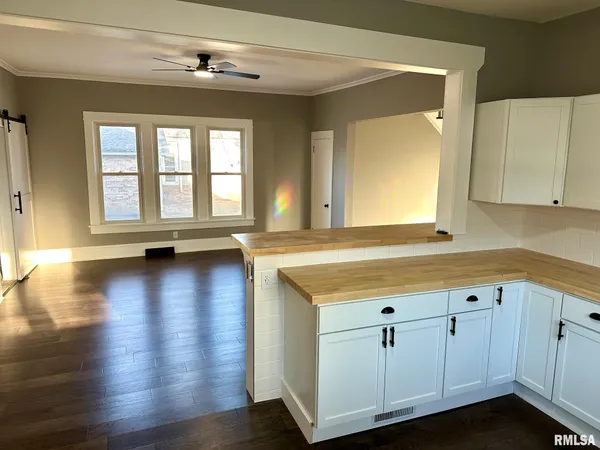 $209,900 | 224 West Greenwood Avenue, Jacksonville, IL 62650
