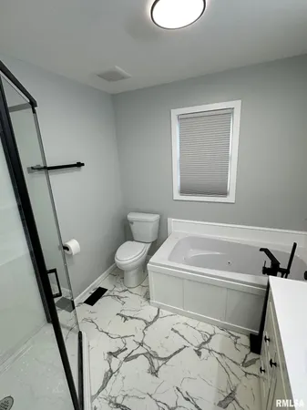 $209,900 | 224 West Greenwood Avenue, Jacksonville, IL 62650