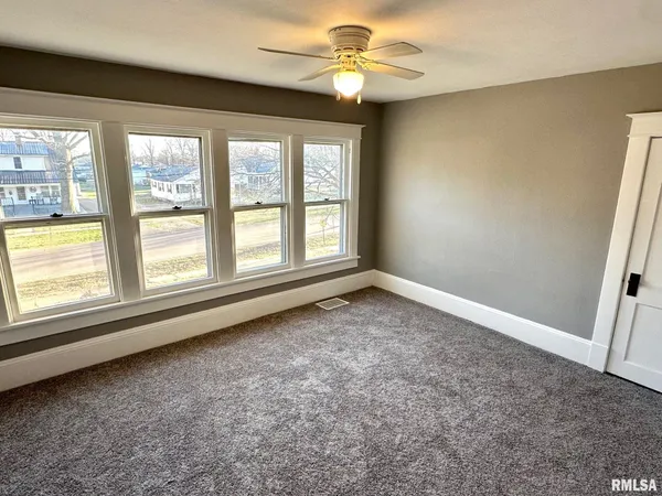 $209,900 | 224 West Greenwood Avenue, Jacksonville, IL 62650