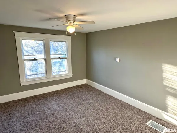 $209,900 | 224 West Greenwood Avenue, Jacksonville, IL 62650