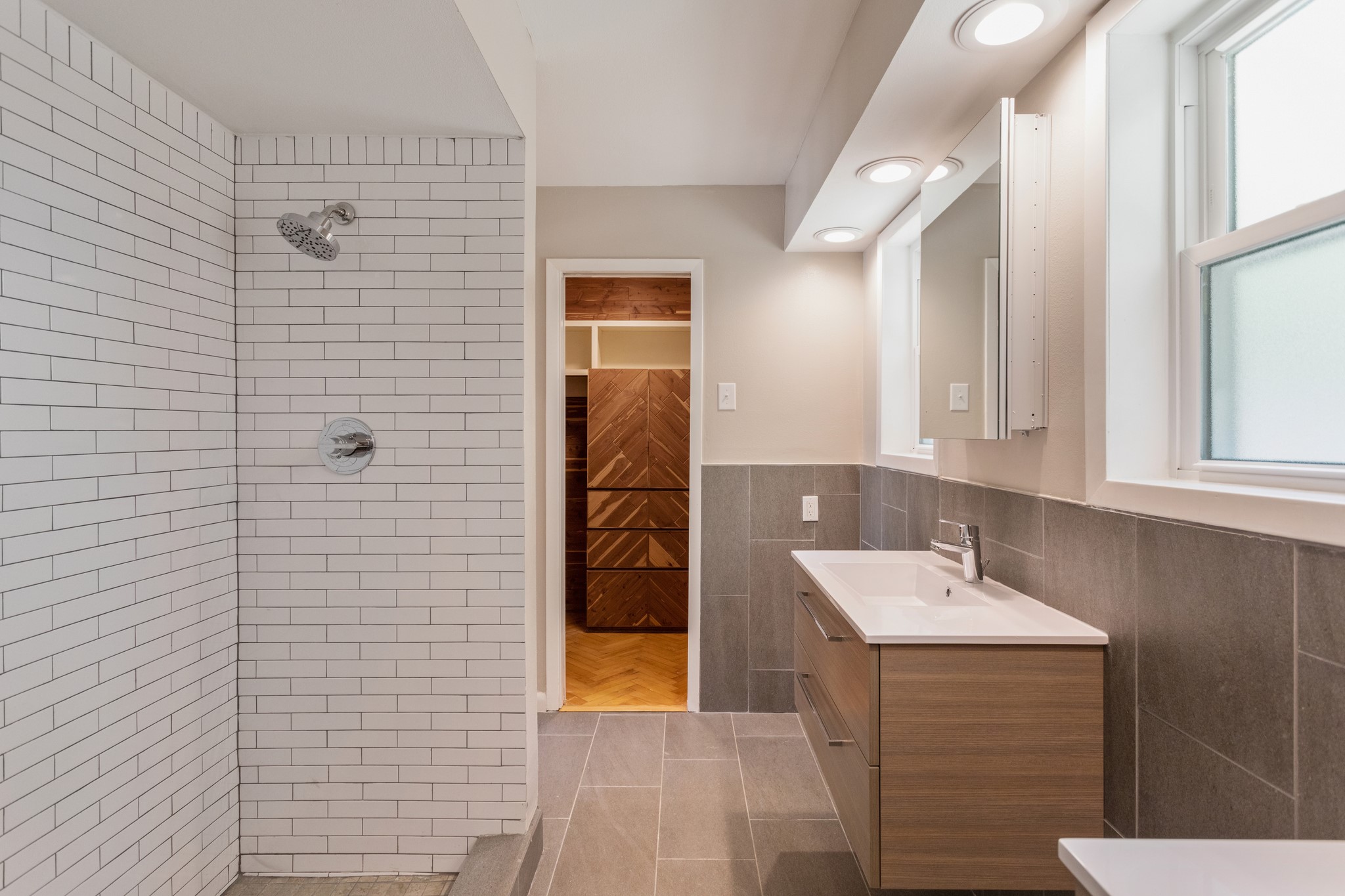 9106 Bonhomme Road Houston, TX 77074 - Photo 22 of 35 Remodeled and full updated primary bathroom