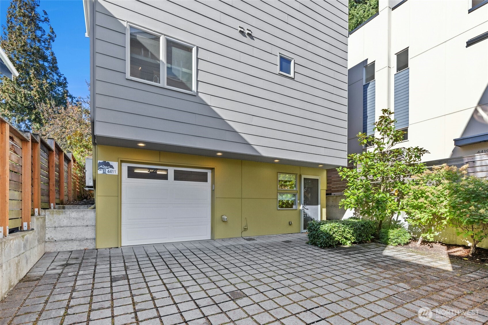 4411 Meridian Avenue North Seattle, WA 98103 - Photo 2 of 31