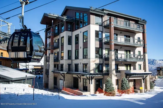a view of living room with washer and dryer