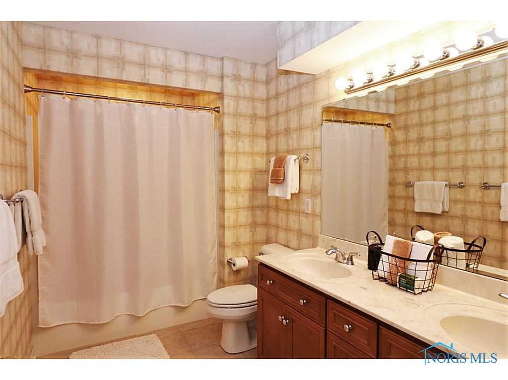 2549 Spruce Loop Road Sylvania, OH 43560 - Photo 14 of 19 Full Bath.