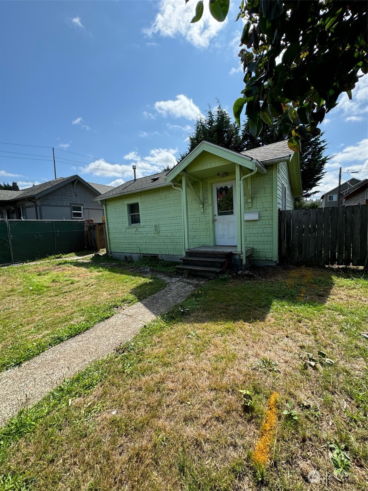 a view of a house with a yard