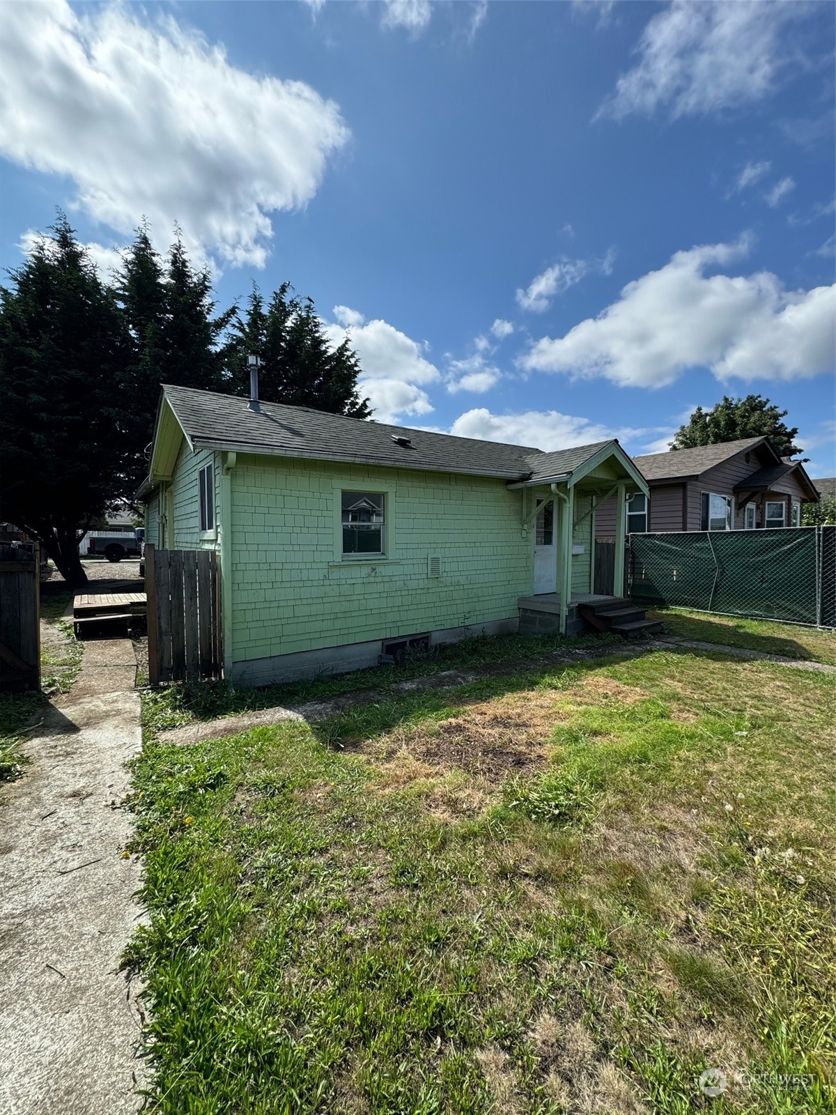 1521 North 3rd Street Renton, WA 98057 - Photo 3 of 10 a backyard of a house with lots of green space