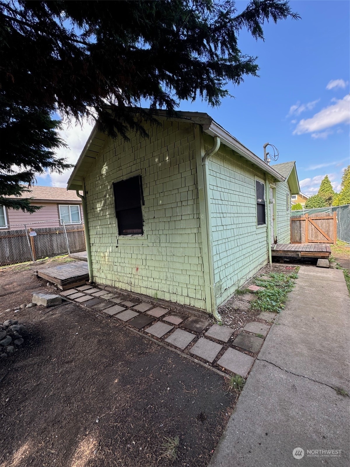 1521 North 3rd Street Renton, WA 98057 - Photo 4 of 10 a backyard of a house with a tree