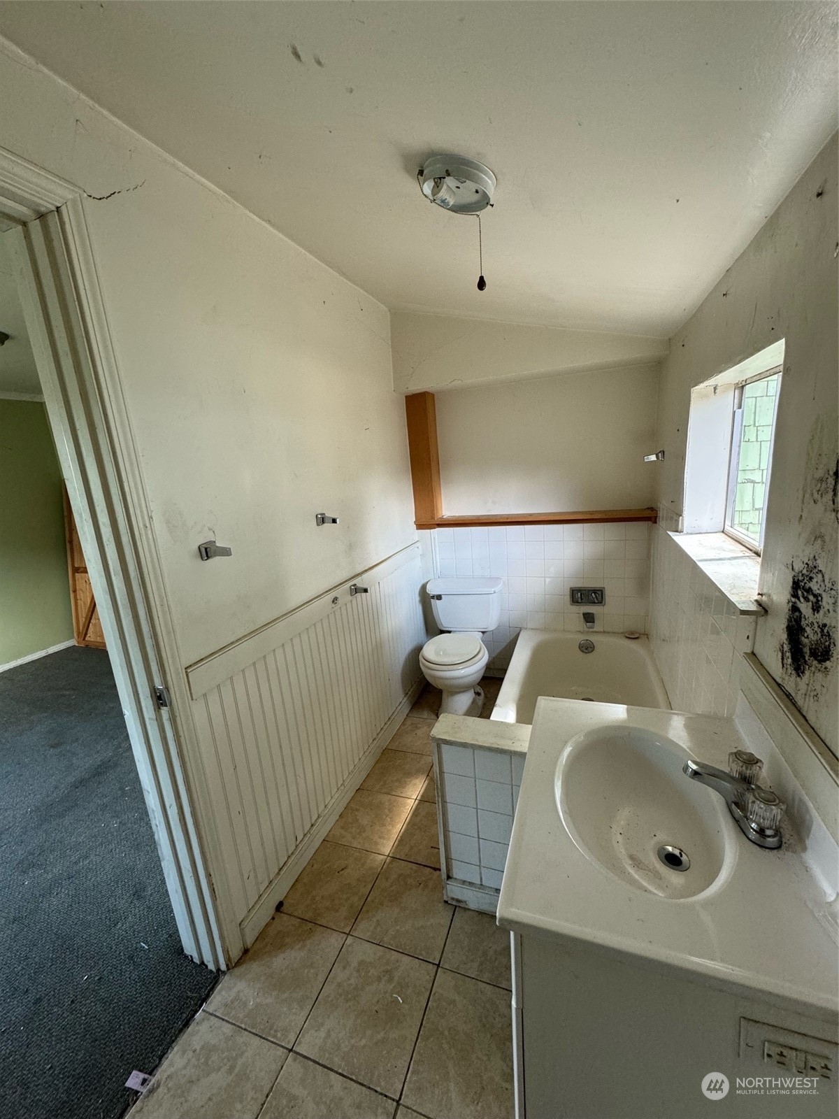 1521 North 3rd Street Renton, WA 98057 - Photo 9 of 10 a bathroom with a sink and mirror