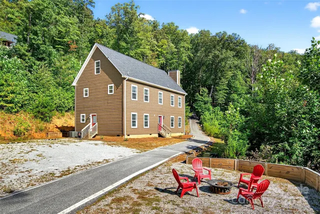 a view of backyard of the house
