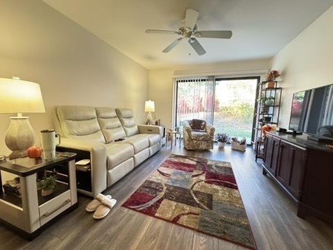 460 Asbury Ridge, Unit 460 Shelton, CT 06484 - Photo 2 of 19 Living Room