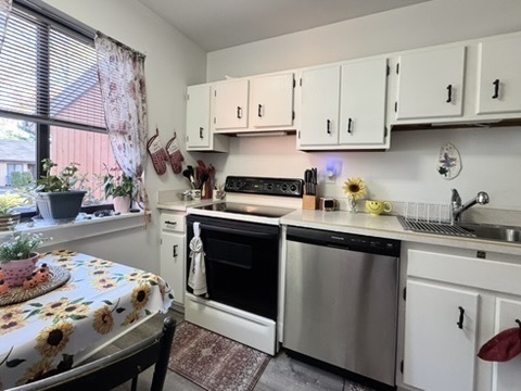460 Asbury Ridge, Unit 460 Shelton, CT 06484 - Photo 3 of 19 Eat-in Kitchen