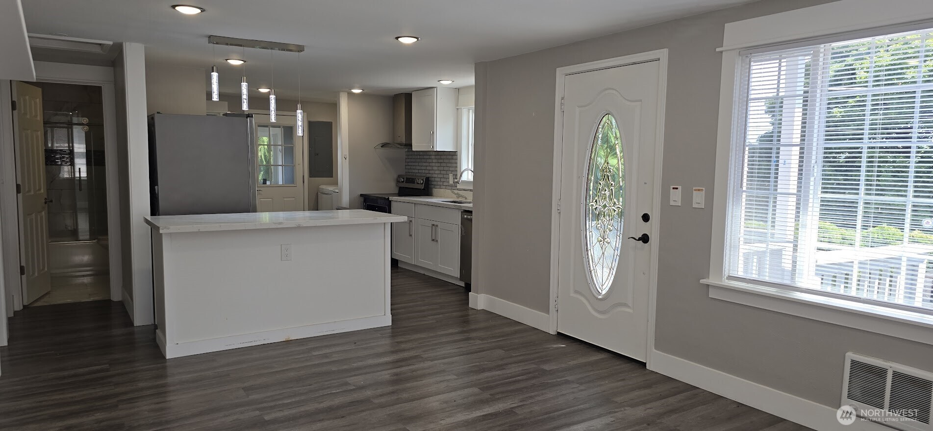 12053 70th Avenue South Seattle, WA 98178 - Photo 2 of 23