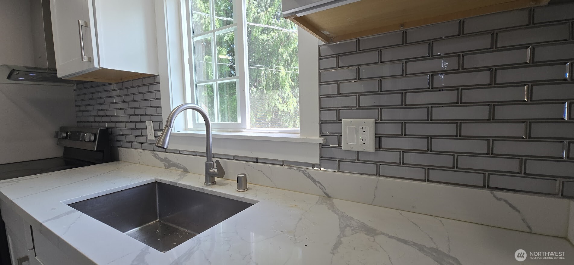 12053 70th Avenue South Seattle, WA 98178 - Photo 3 of 23