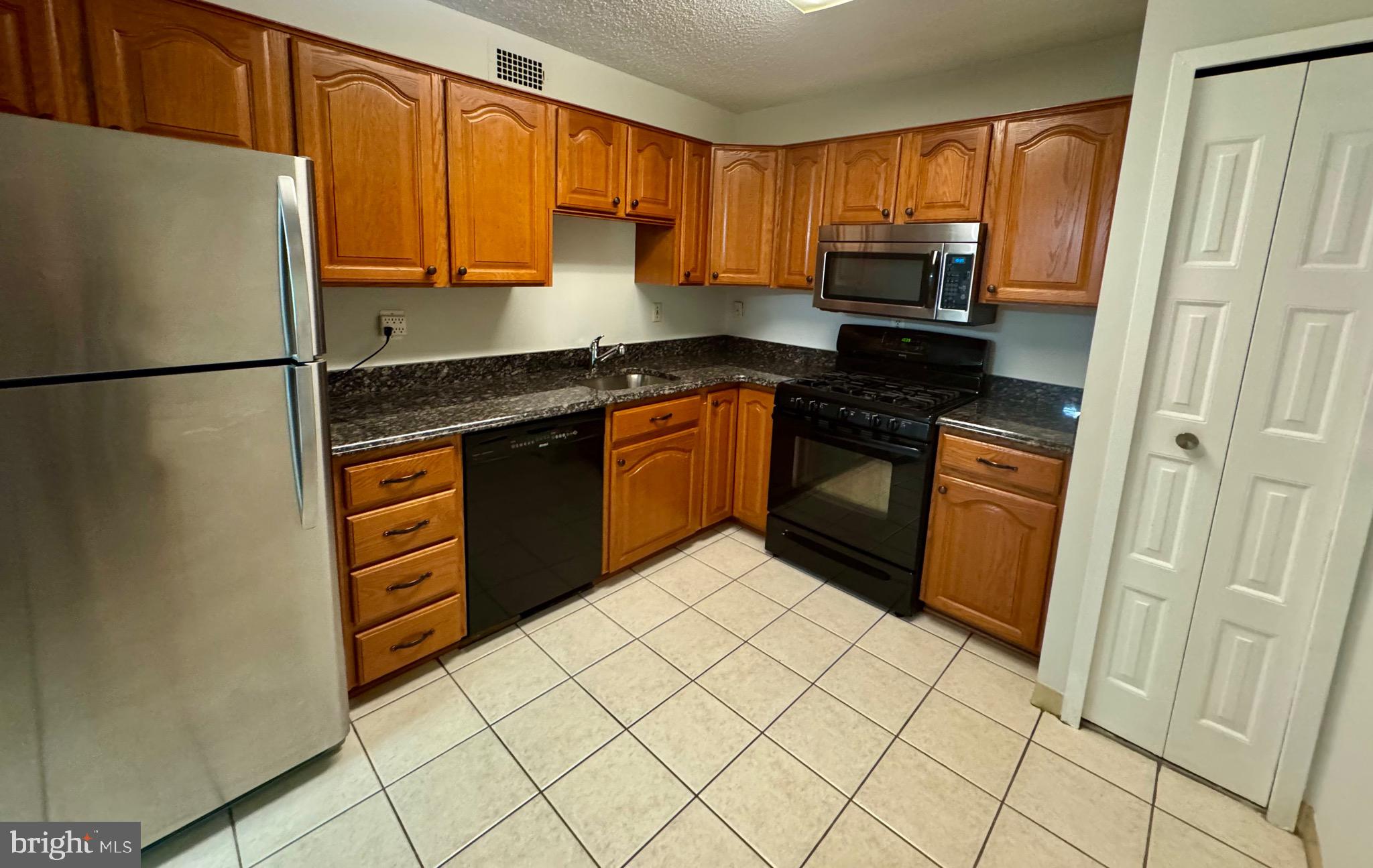 5225 Pooks Hill Road, Unit 220N Bethesda, MD 20814 - Photo 20 of 51 Table Space kitchen W/ PANTRY CLOSET