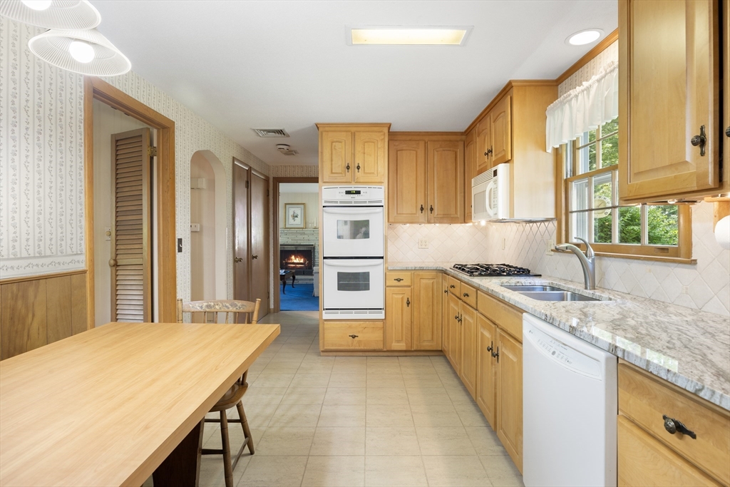 55 Longfellow Road Holyoke, MA 01040 - Photo 18 of 35