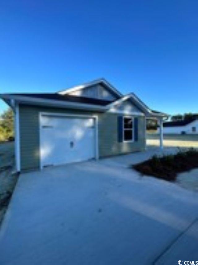 Ranch-style house featuring concrete driveway