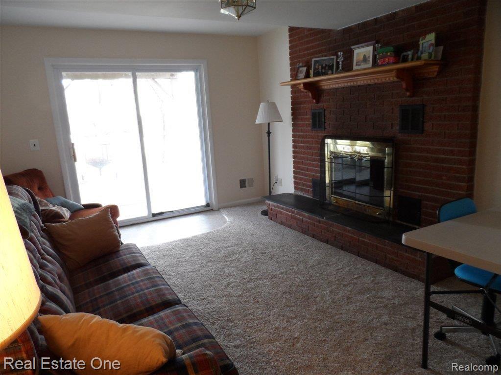 3901 Elmhurst Road Waterford, MI 48328 - Photo 15 of 18 Family Room