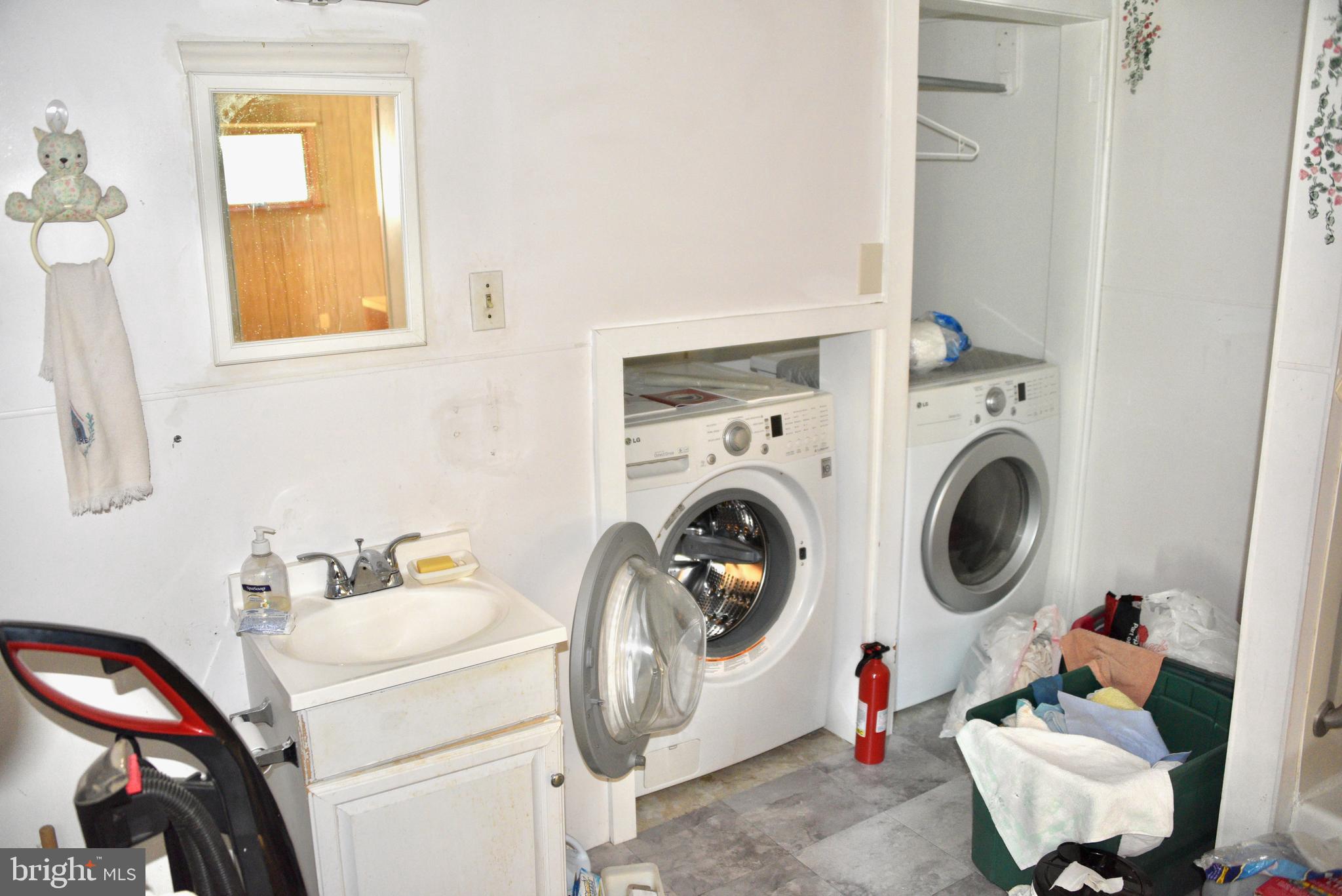 722 Mohns Hill Road Reading, PA 19608 - Photo 13 of 46 a utility room with dryer and washer