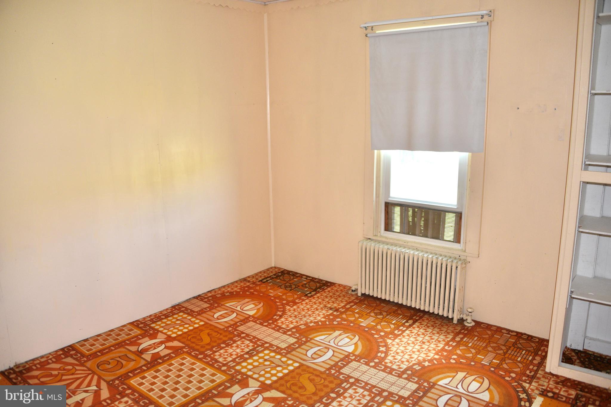 722 Mohns Hill Road Reading, PA 19608 - Photo 20 of 46 an empty room with a window