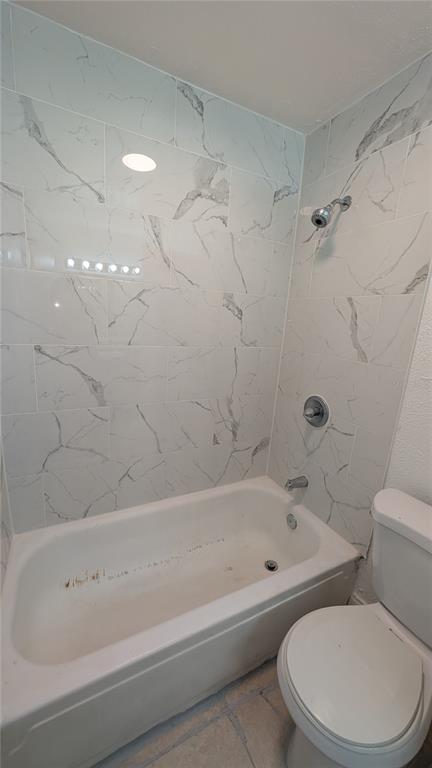 4028 Billingsgate Road Orlando, FL 32839 - Photo 8 of 8 a bathroom with a toilet and a bathtub