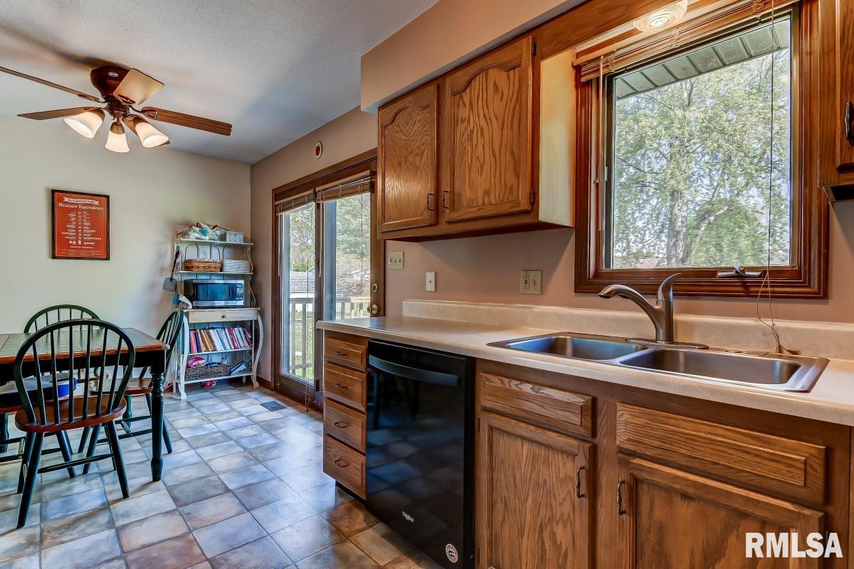 2913 Sutherland Road Springfield, IL 62702 - Photo 8 of 29