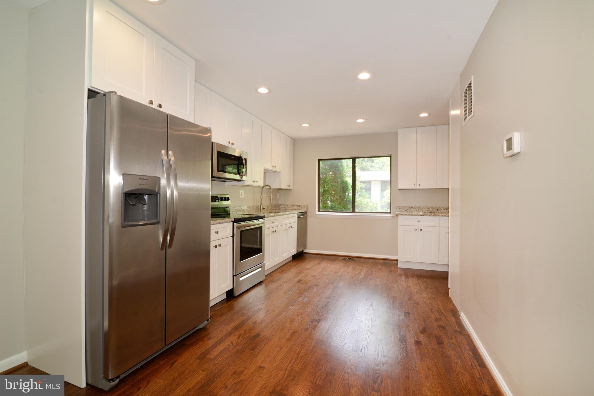 11803 Coopers Court Reston, VA 20191 - Photo 3 of 38 NEW STAINLESS APPLIANCES