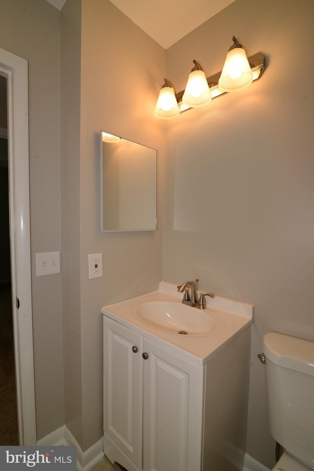 11803 Coopers Court Reston, VA 20191 - Photo 22 of 38 REMODELED HALL BATH