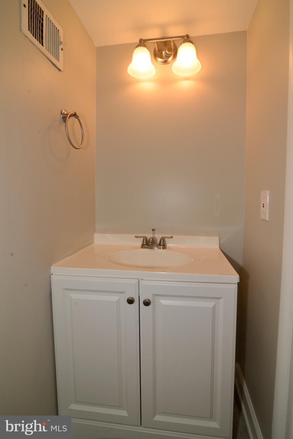 11803 Coopers Court Reston, VA 20191 - Photo 29 of 38 LOWER LEVEL POWDER ROOM