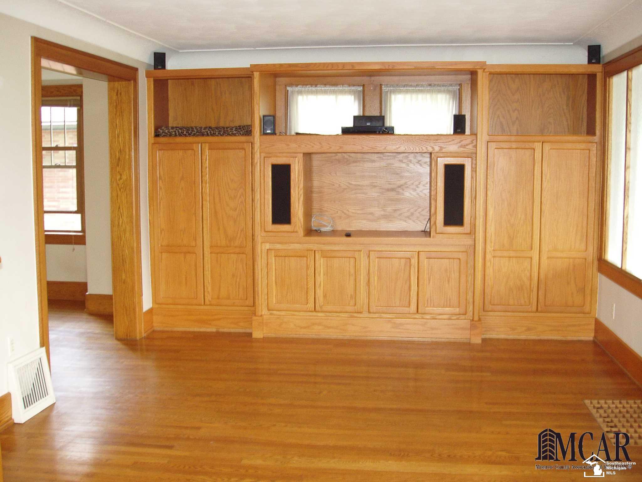 693 Cole Road Monroe, MI 48162 - Photo 8 of 12 21485162-7.JPG