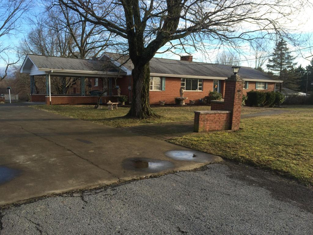 704 East Barton Ridge Road Greeneville, TN 37745 - Photo 3 of 24 Concrete Driveway