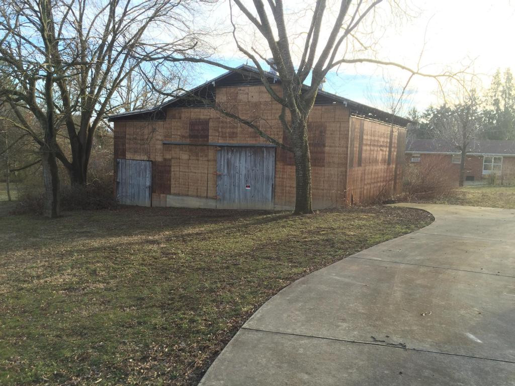 704 East Barton Ridge Road Greeneville, TN 37745 - Photo 4 of 24 Large Barn for Storage