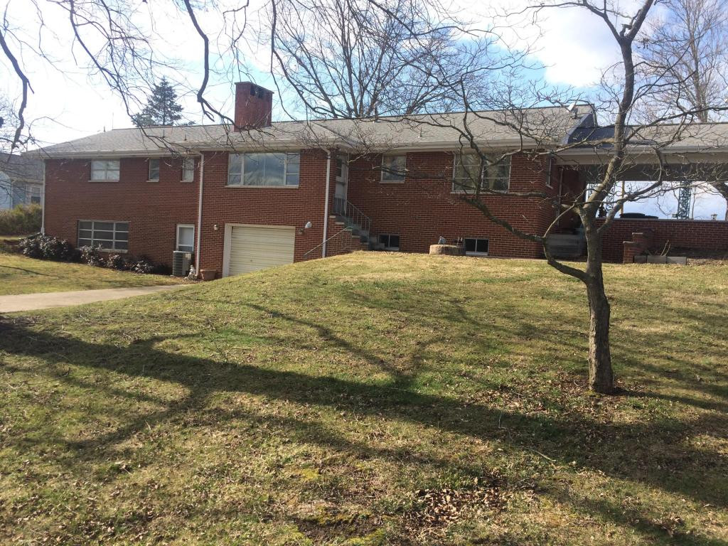 704 East Barton Ridge Road Greeneville, TN 37745 - Photo 5 of 24 Drive Under Garage