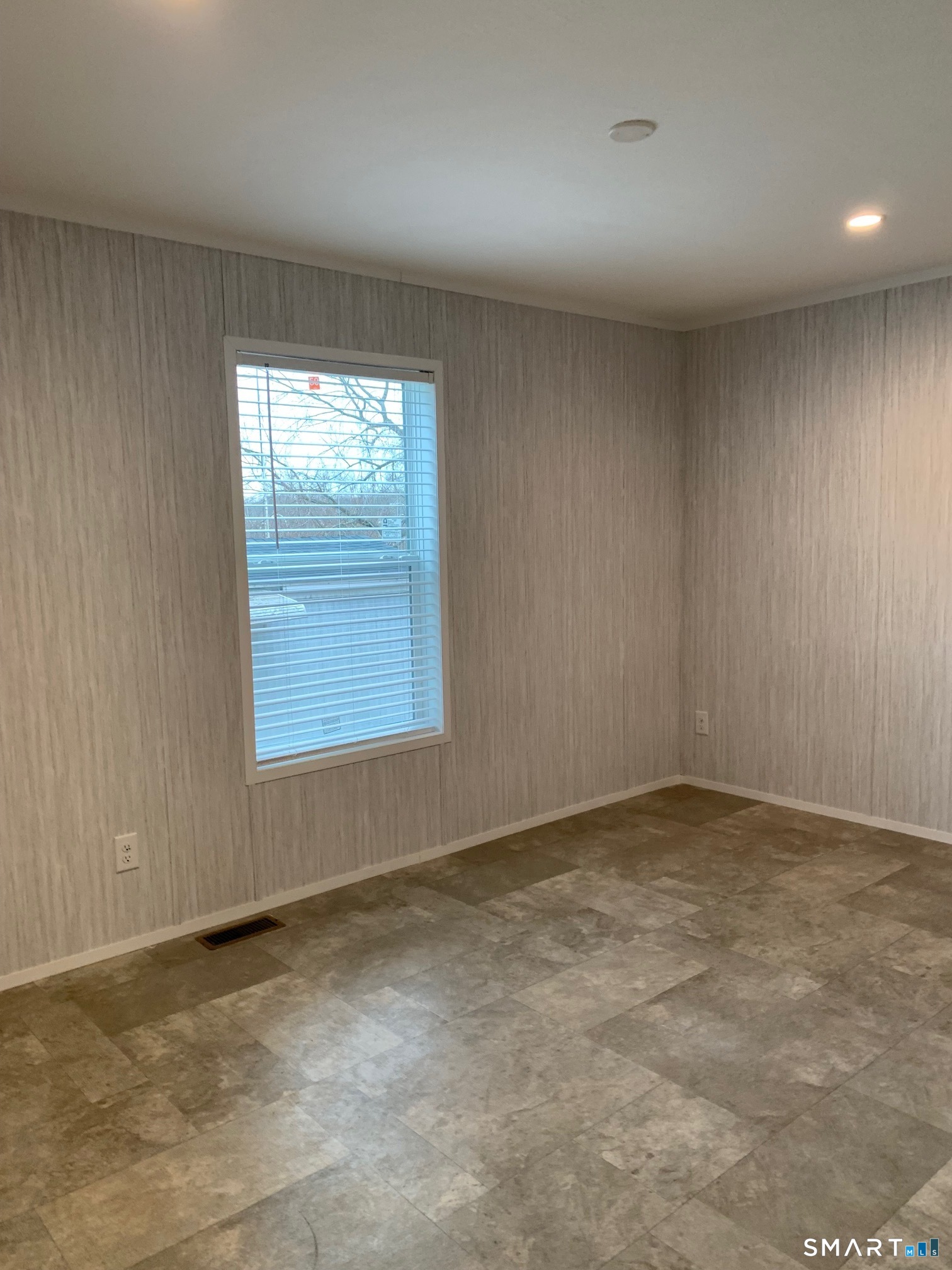 1950 North Broad Street, Unit 27 Meriden, CT 06450 - Photo 6 of 10 an empty room with a window