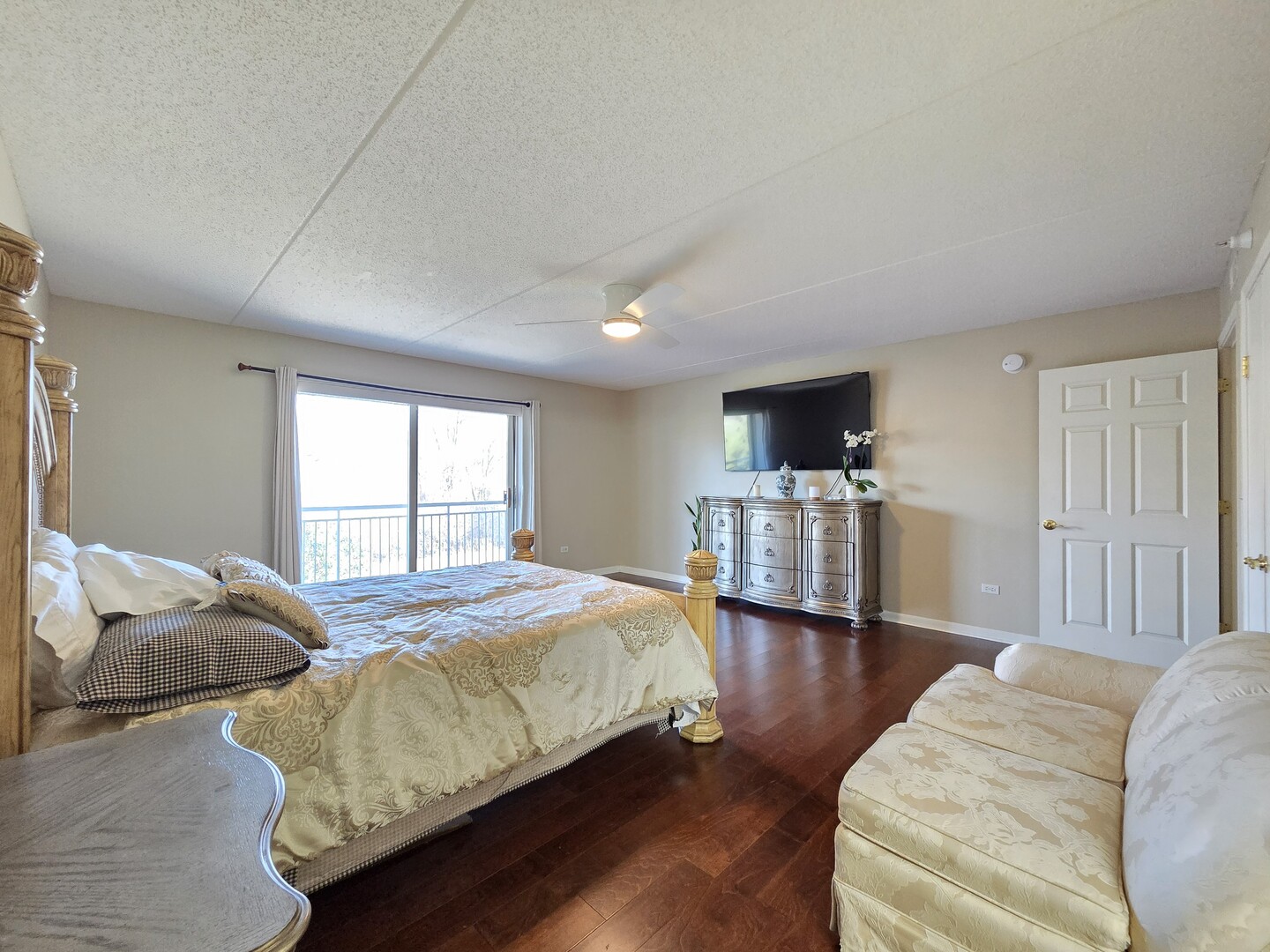 6815 North Milwaukee Avenue, Unit 210 Niles, IL 60714 - Photo 29 of 47 a living room with furniture and a flat screen tv