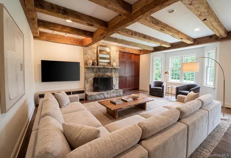 $2,295,000 | 7 Locust Lane, Glen Head, NY 11545