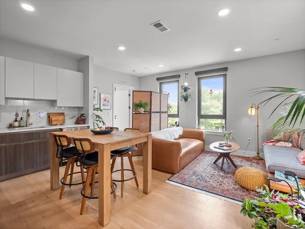 $4,325 | 9 Central Street, Unit 104, Somerville, MA 02143