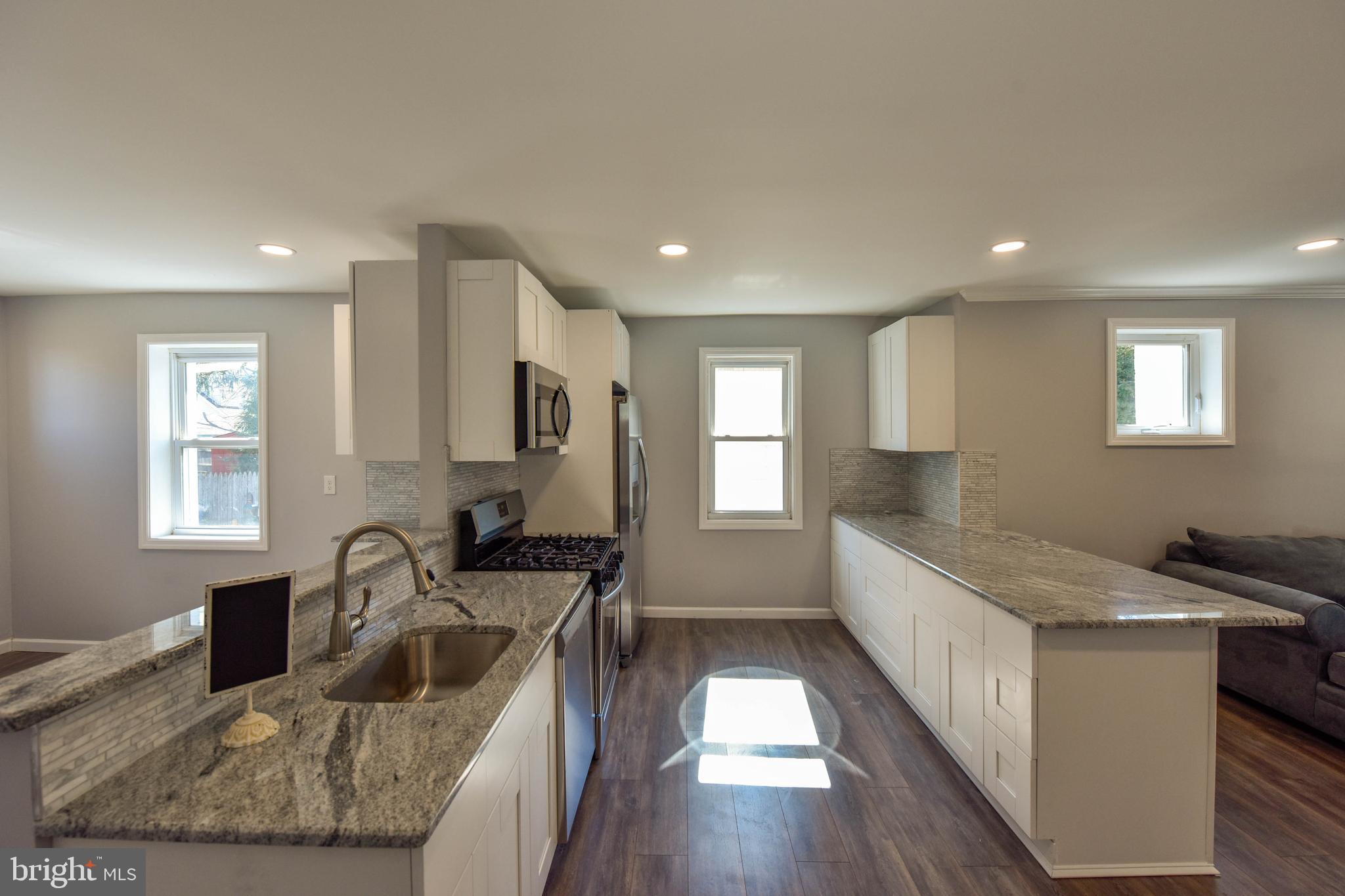 504 Manor Road Beverly, NJ 08010 - Photo 3 of 35