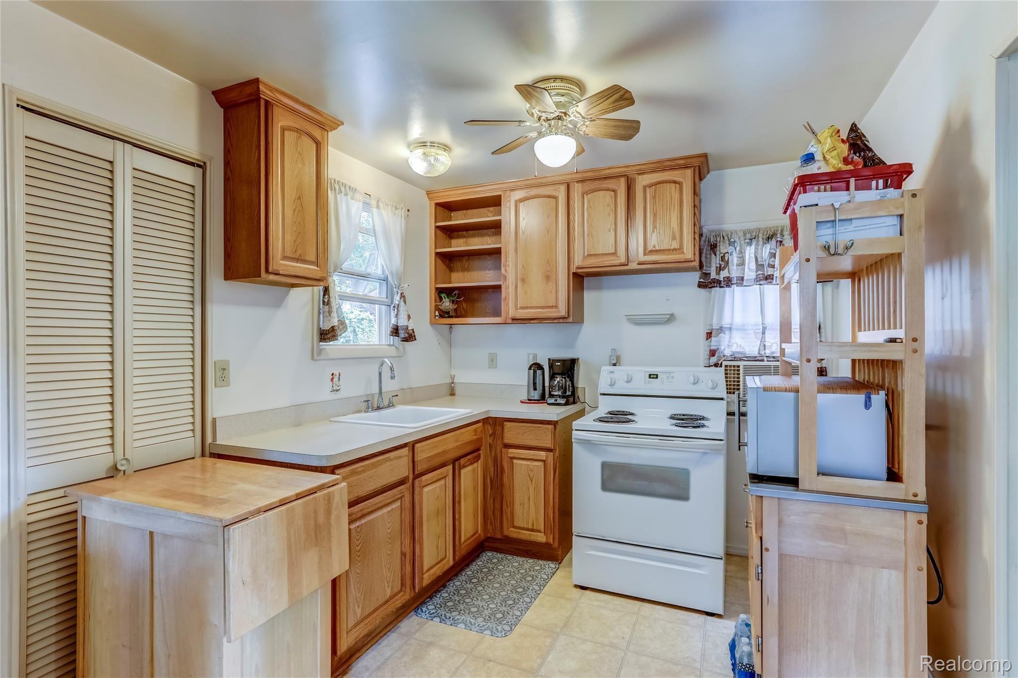 3056 Melvin Avenue Rochester, MI 48307 - Photo 3 of 22 3056 Melvin Avenue, Rochester Hills, MI-7-FULL.jpg
