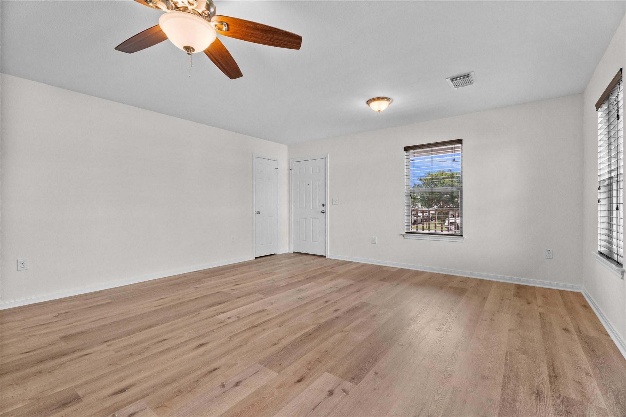 2331 Rue De Lafitte Street San Leon, TX 77539 - Photo 8 of 24 Living