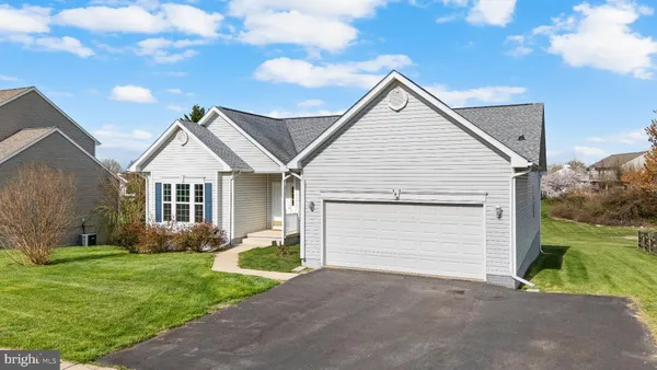 a view of a house with yard and plants