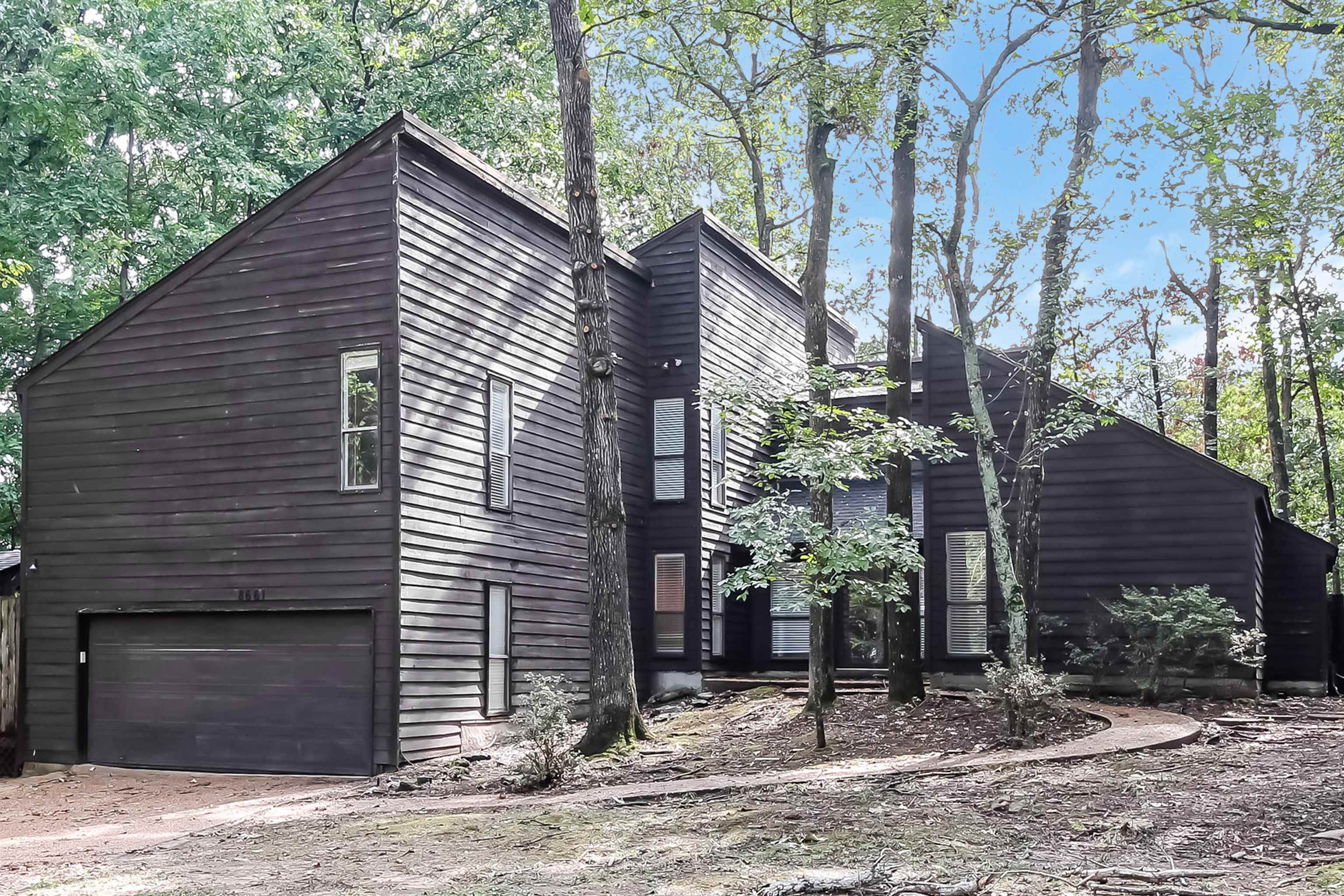 8661 Roundtree Place Memphis, TN 38016 - Photo 2 of 17 a front view of a house with garden