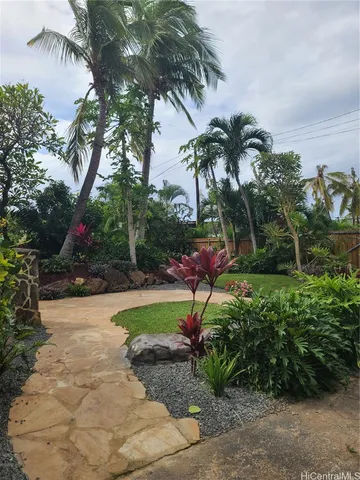 a view of a backyard