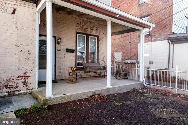 a view of a house with backyard and porch