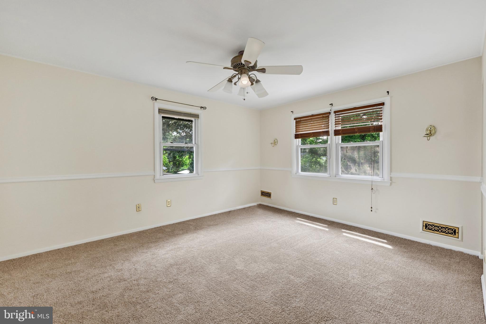 809 Providence Road Towson, MD 21286 - Photo 18 of 26 an empty room with windows