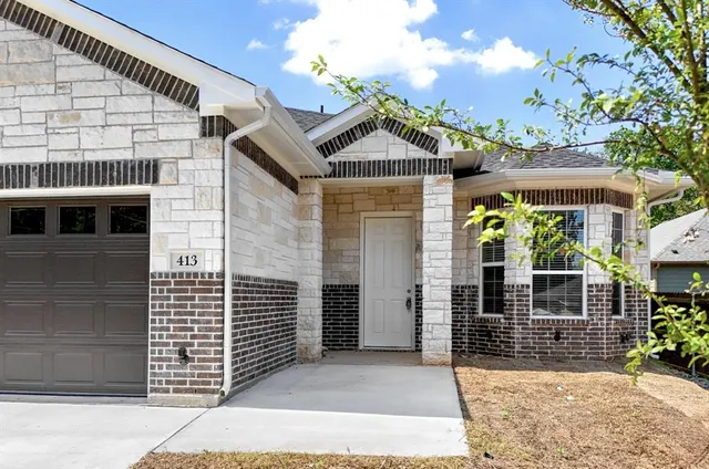 $289,000 | 413 Henderson Street, Bonham, TX 75418