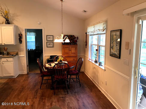 431 Neuchatel Road New Bern, NC 28562 - Photo 20 of 29 Breakfast nook