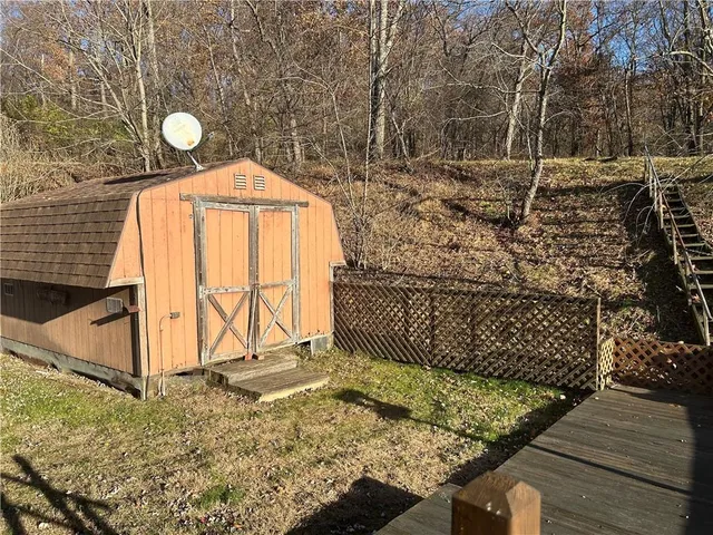 a view of a backyard