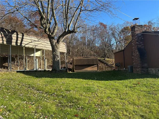 a view of a back yard