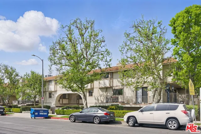 $672,000 | 10229 Variel Avenue, Unit 2, Chatsworth, CA 91311