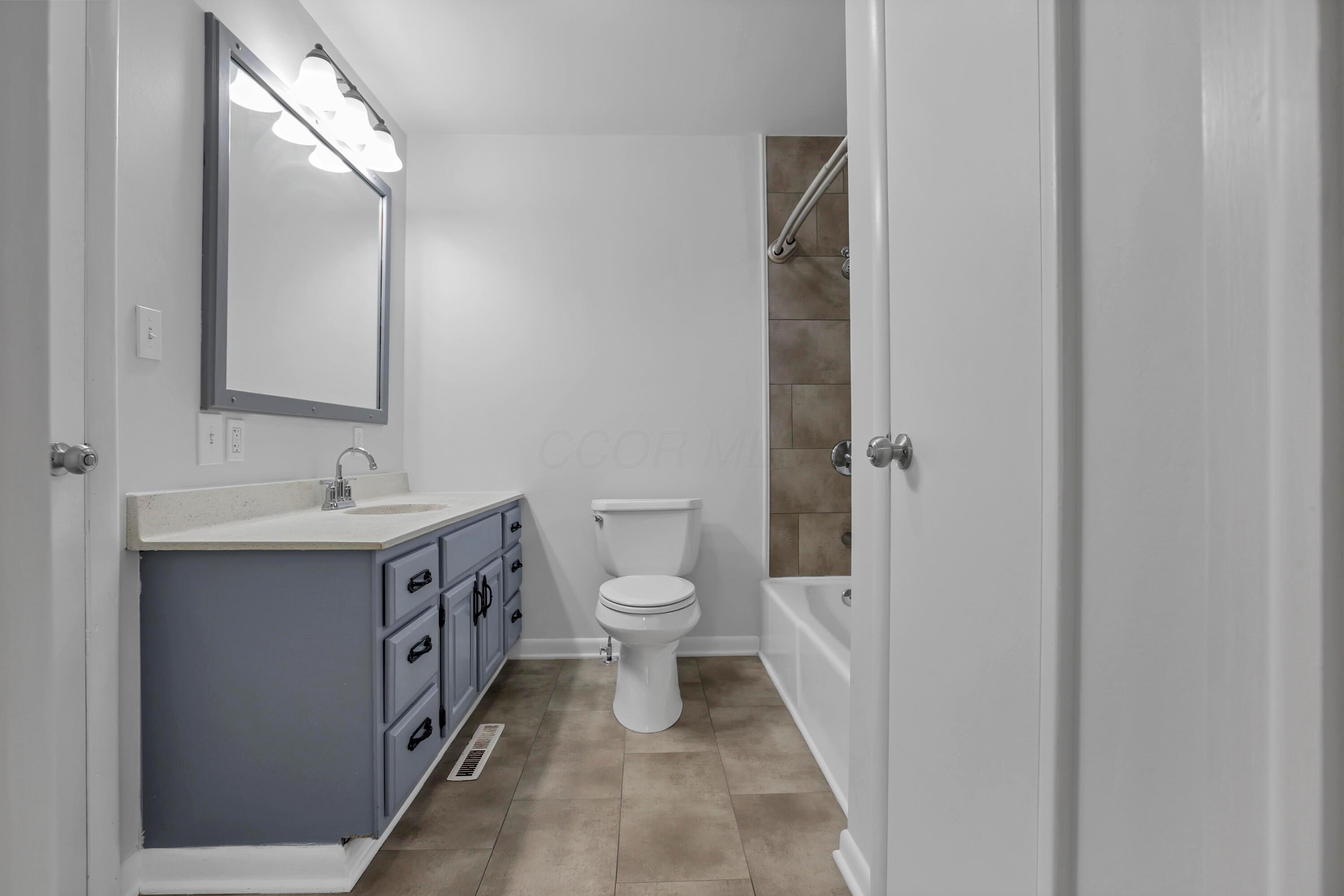 4189 Hayes Road Groveport, OH 43125 - Photo 20 of 41 Full Bath Main